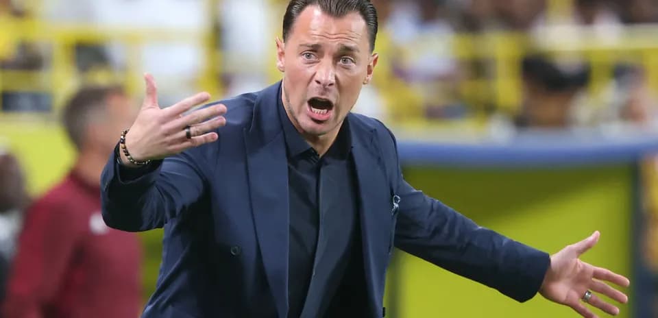Entrenador dando instrucciones durante el partido
