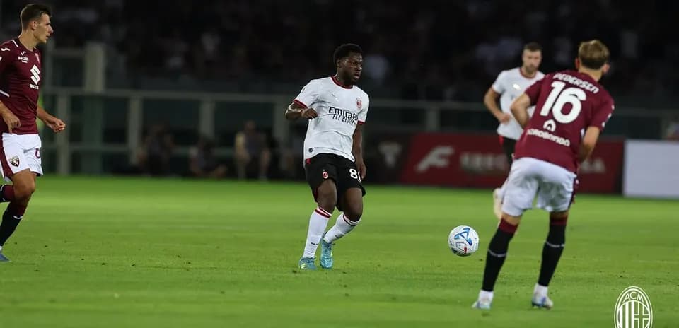 Jugadores de Torino y AC Milan en acción