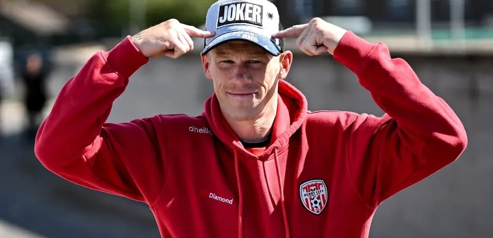 Hombre con gorra 'JOKER' señalando su cabeza