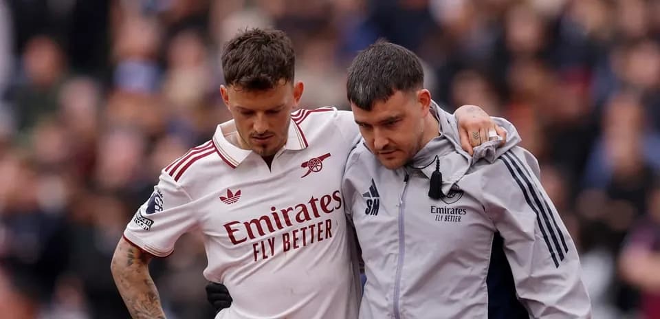 Jugador de Arsenal siendo ayudado tras lesión