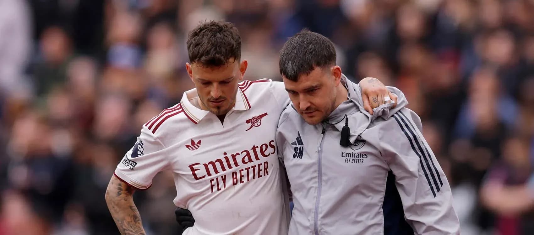 Jugador de Arsenal siendo ayudado tras lesión