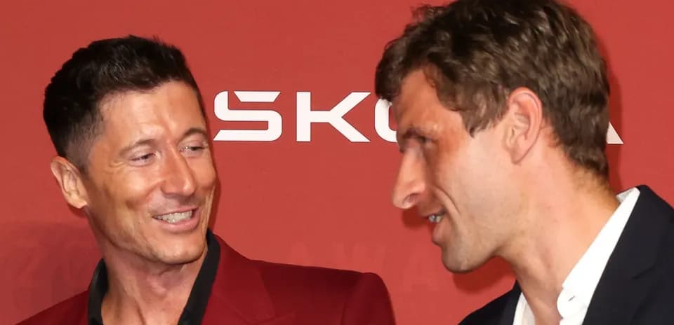 Dos jugadores sonriendo en evento de premiación