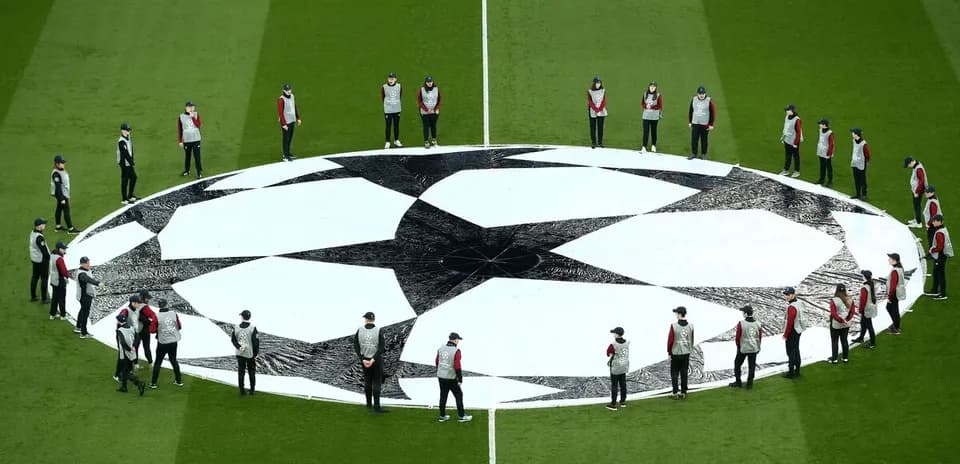Personas organizando el balón de la Champions League