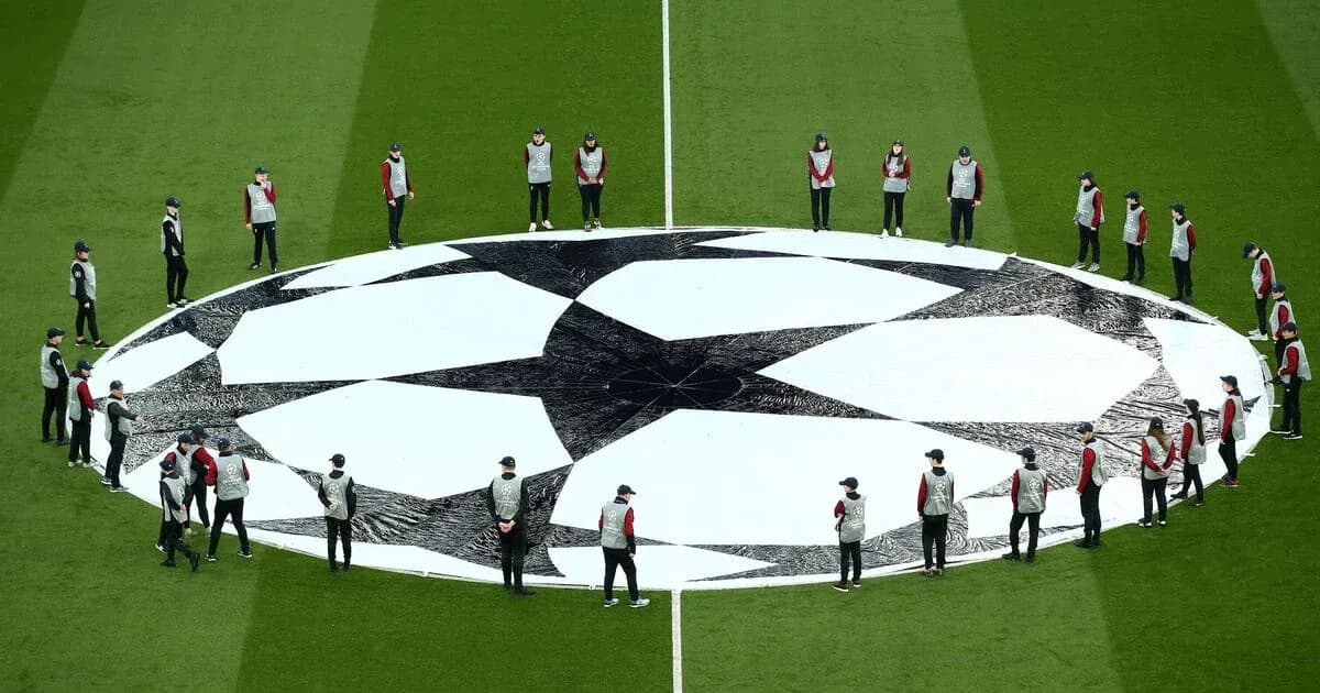 Personas organizando el balón de la Champions League