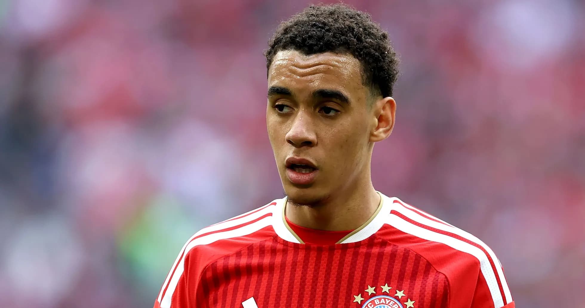Jugador de Bayern Múnich en uniforme rojo