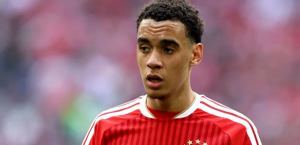 Jugador de Bayern Múnich en uniforme rojo
