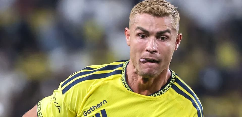 Jugador corriendo con balón durante un partido