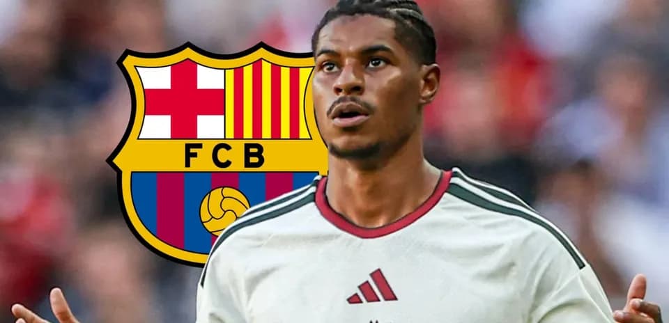 Jugador con camiseta blanca frente al logo de Barcelona