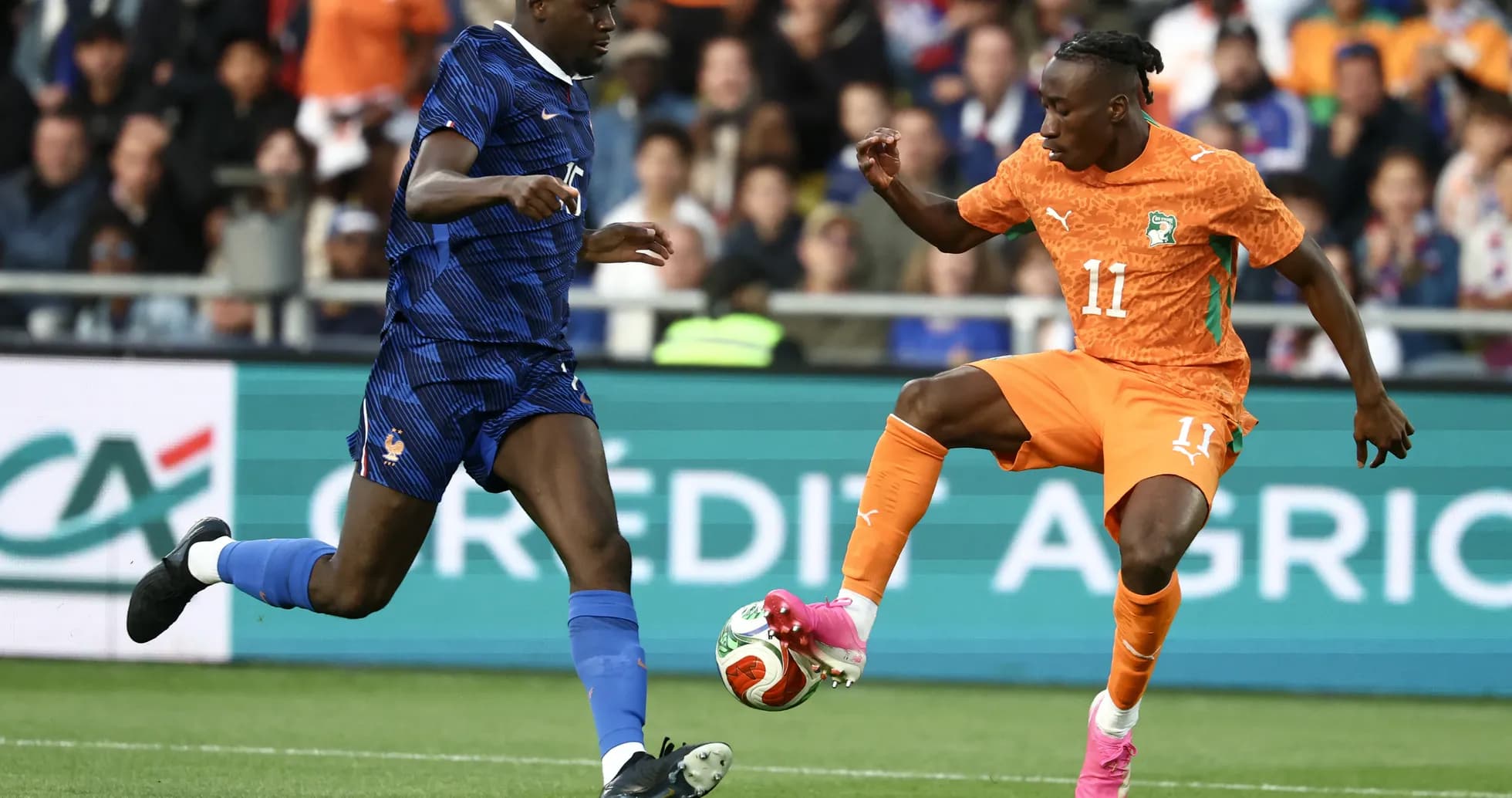 Jugador de Francia persiguiendo a jugador de Costa de Marfil