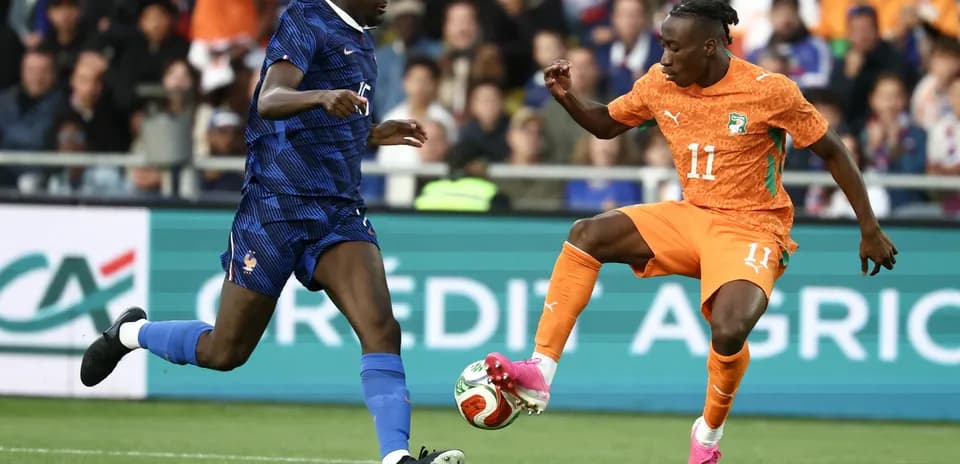 Jugador de Francia persiguiendo a jugador de Costa de Marfil