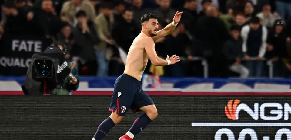 Jugador de Bologna celebra un gol en el partido
