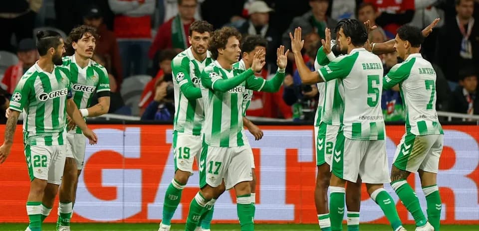Jugadores de Real Betis celebrando un gol juntos