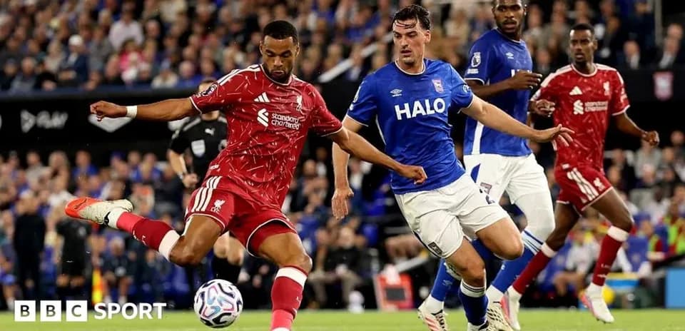 Jugador de Liverpool despejando el balón contra Ipswich