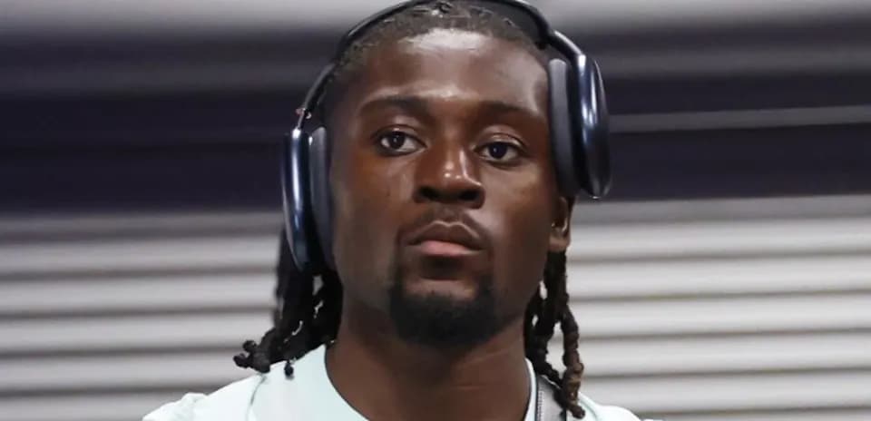 Jugador con auriculares en un entorno urbano