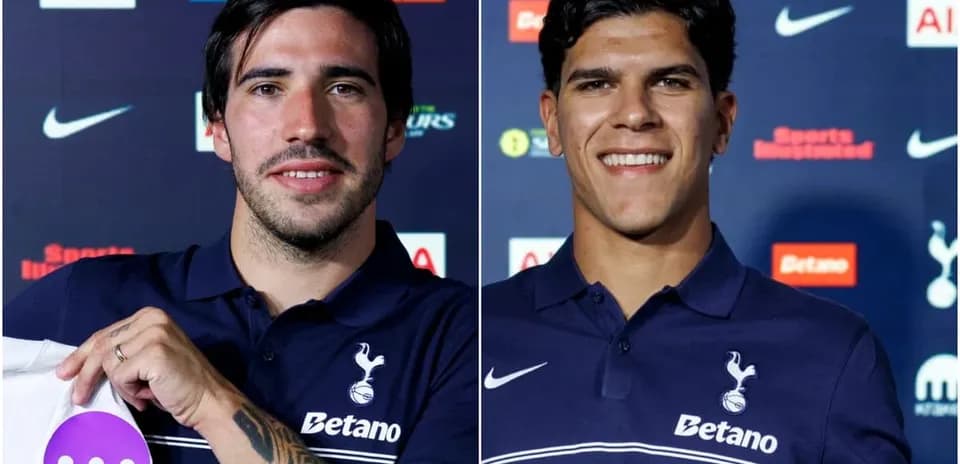Dos jugadores de Tottenham posando en conferencia