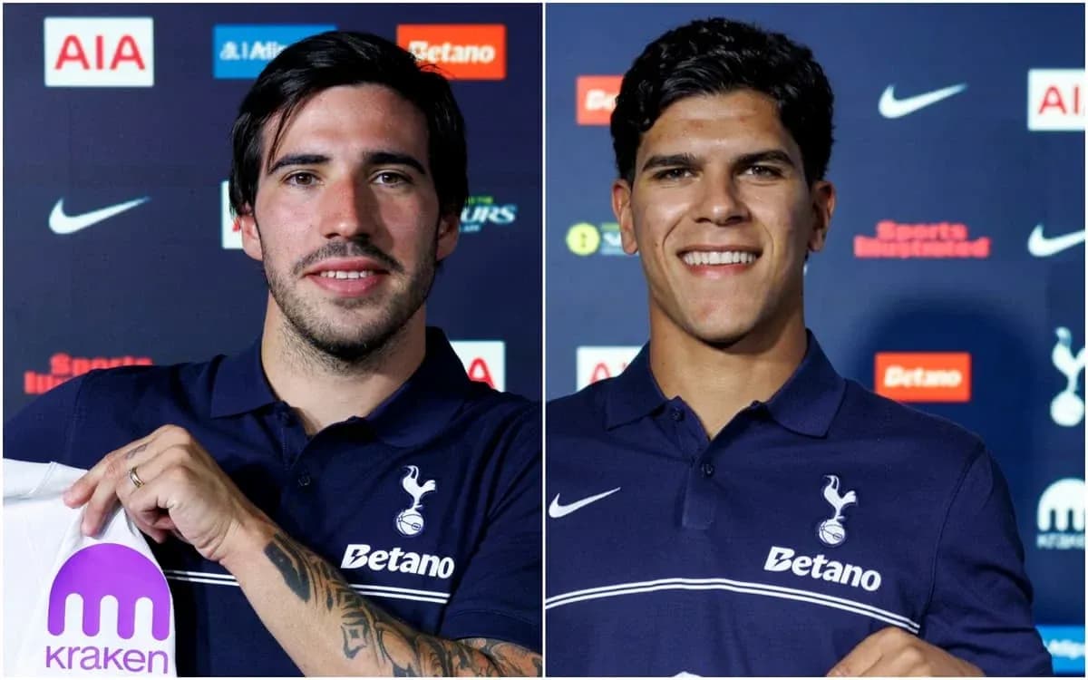 Dos jugadores de Tottenham posando en conferencia