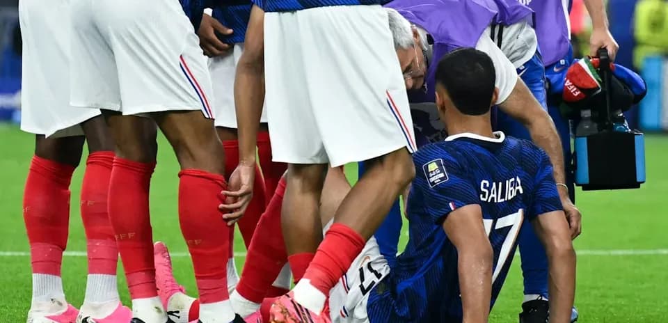 Jugador de Francia siendo atendido por personal médico