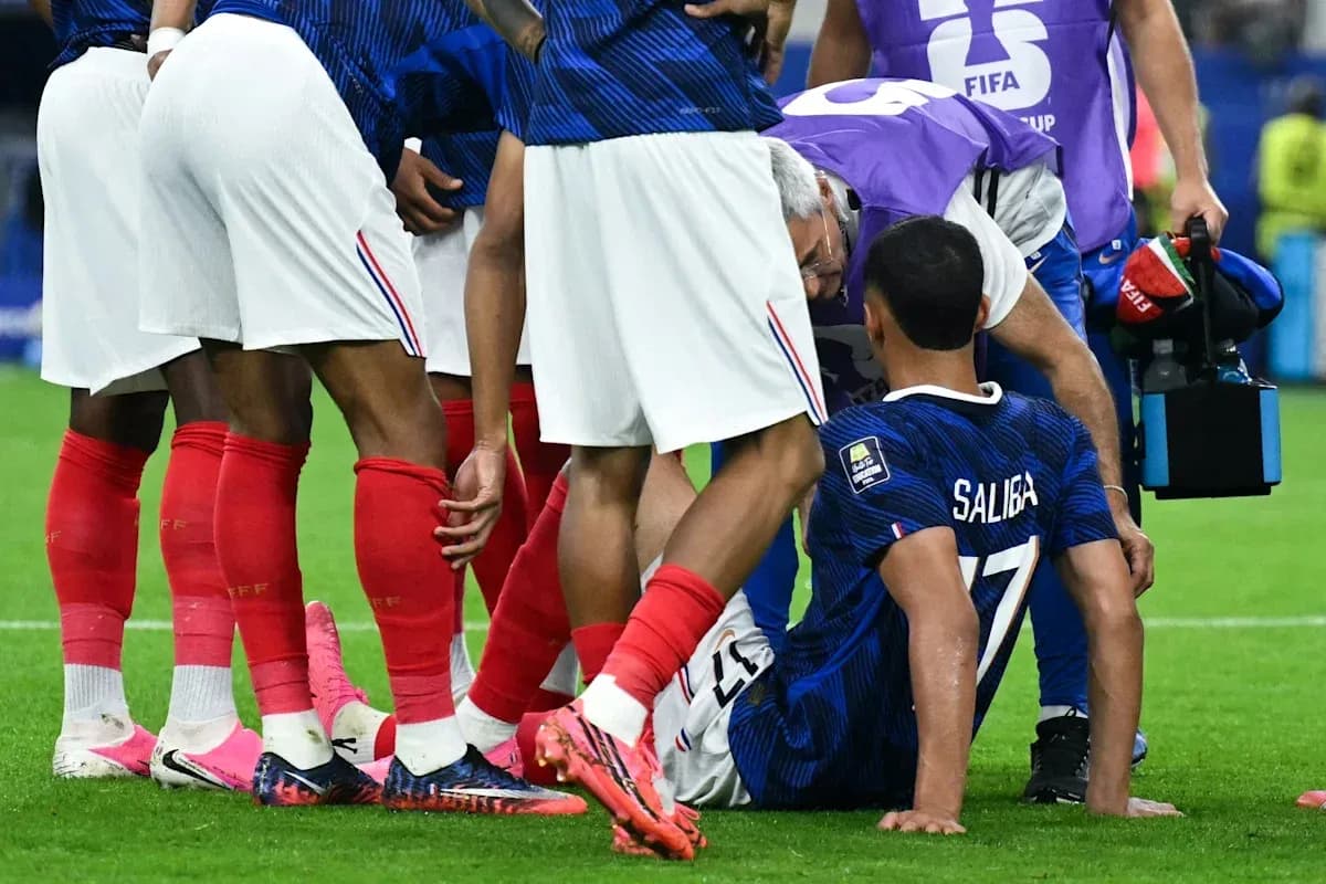 Jugador de Francia siendo atendido por personal médico