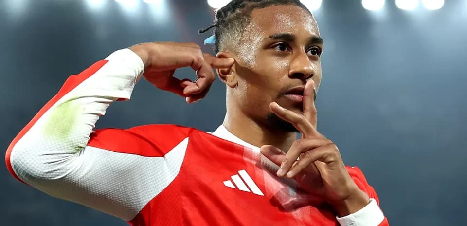 Jugador haciendo gesto de silencio tras un gol