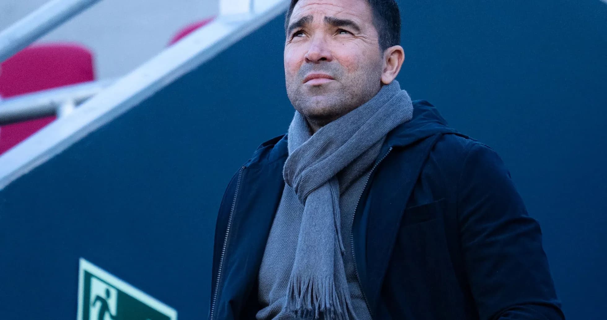 Entrenador observando el partido desde la grada
