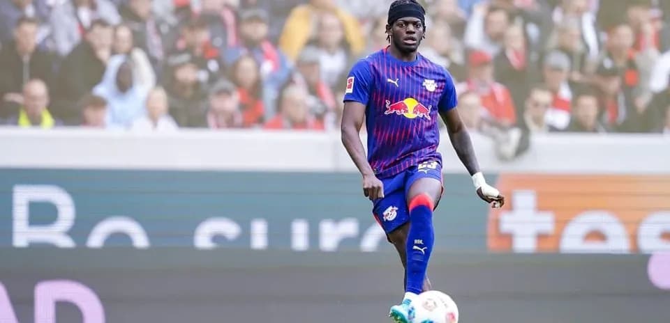 Jugador de RB Leipzig en acción durante el partido