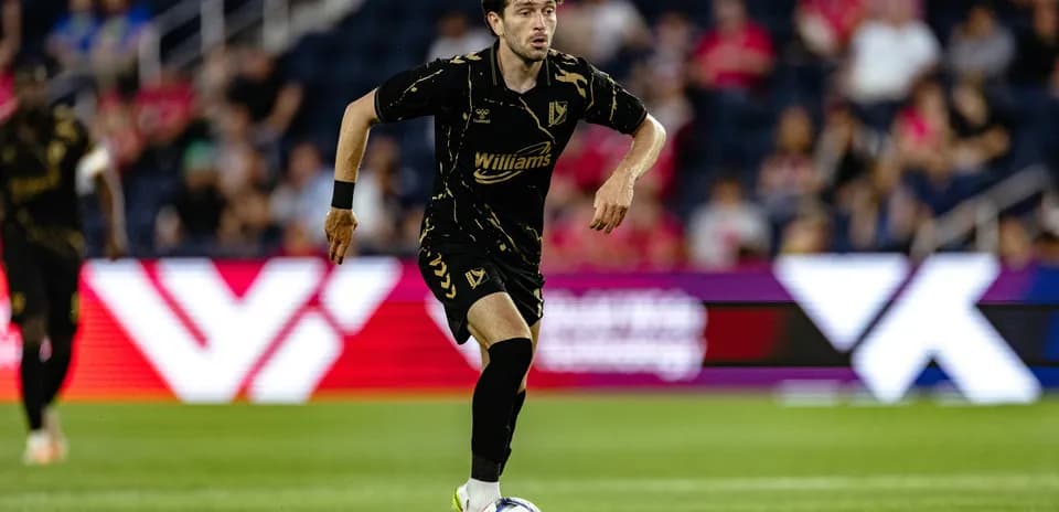 Jugador de Las Vegas Lights con balón en campo