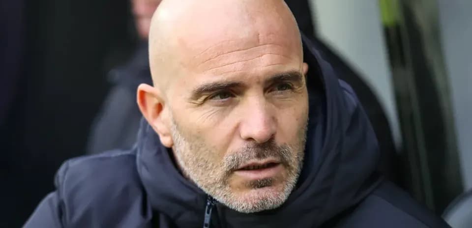 Entrenador en el banquillo durante el partido