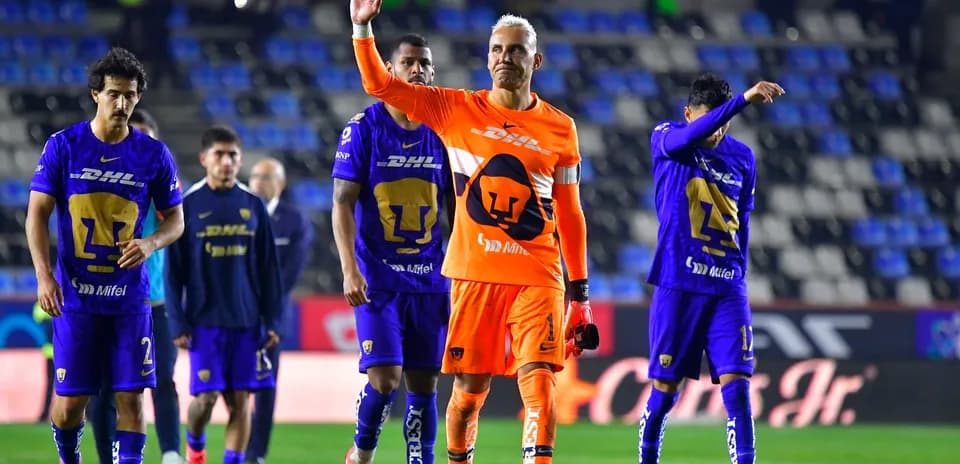 Jugadores de Pumas saludando a la afición
