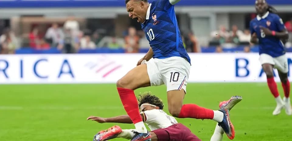 Kylian Mbappé durante un partido contra Inglaterra