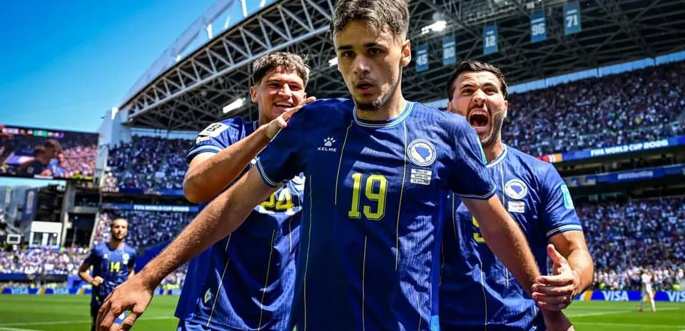 Jugadores de Bosnia celebrando un gol en el Mundial