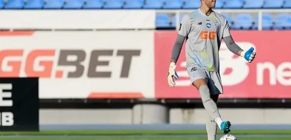 Portero en acción durante entrenamiento en el campo