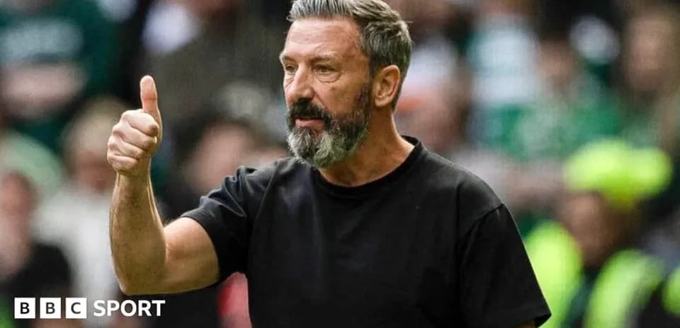 Entrenador dando pulgar arriba durante el partido