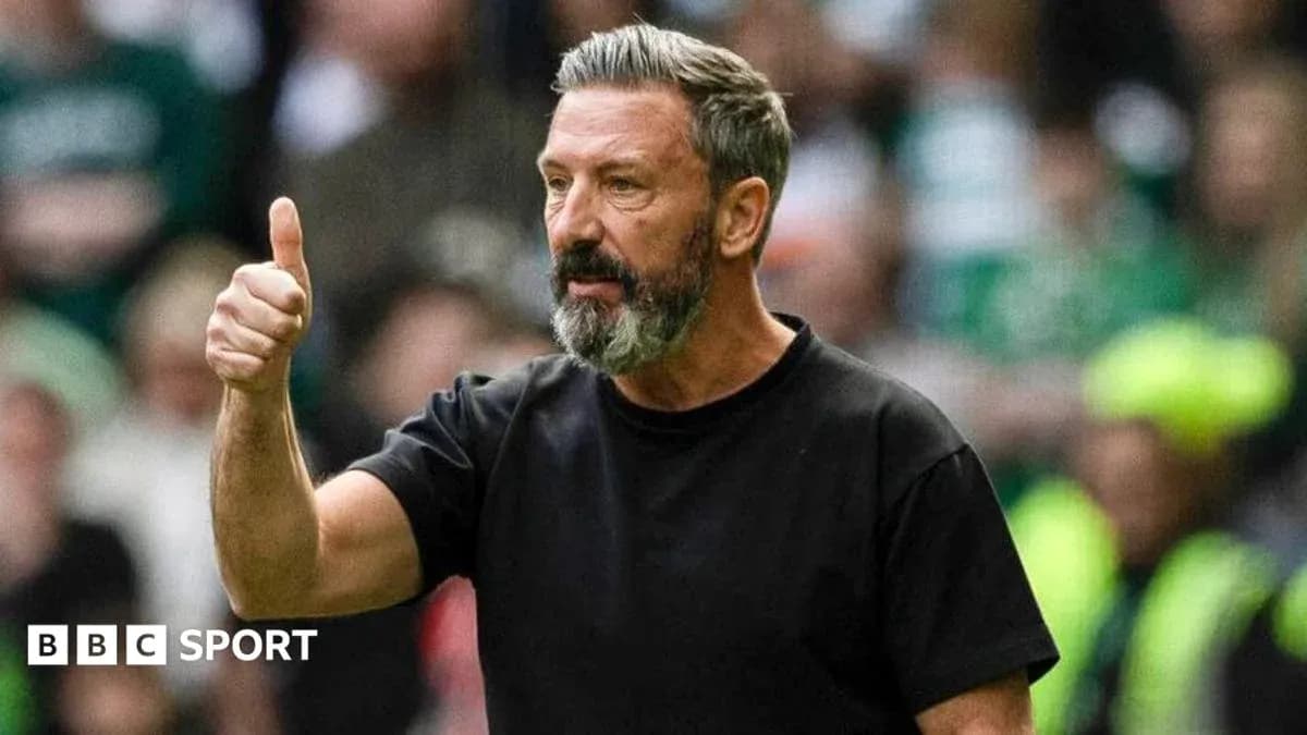 Entrenador dando pulgar arriba durante el partido