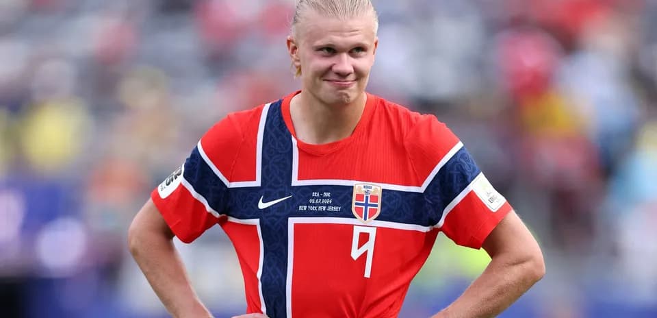 Jugador de Noruega con camiseta roja en el campo