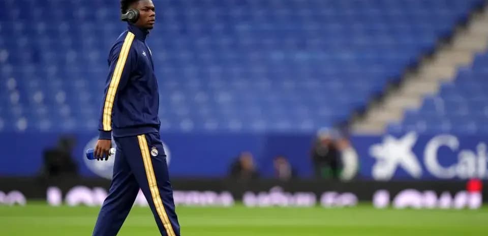 Jugador caminando en el campo antes del partido