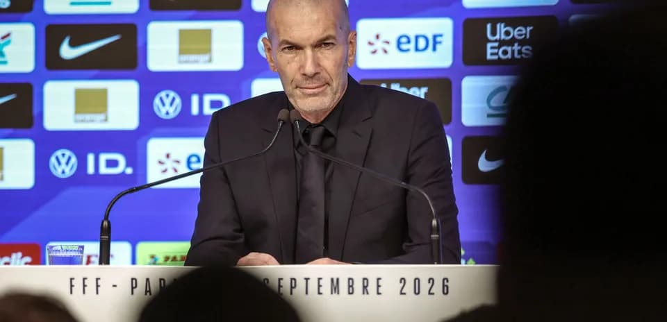 Entrenador en conferencia de prensa con fondo publicitario
