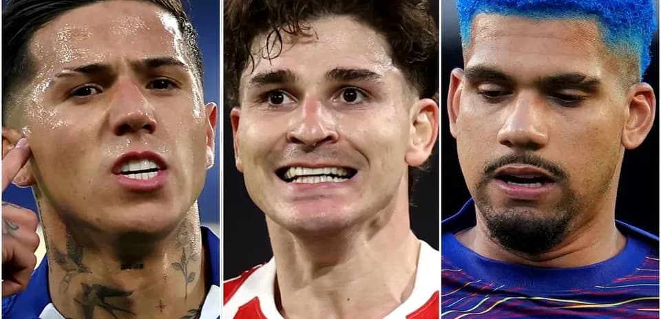 Tres jugadores de fútbol en retratos individuales