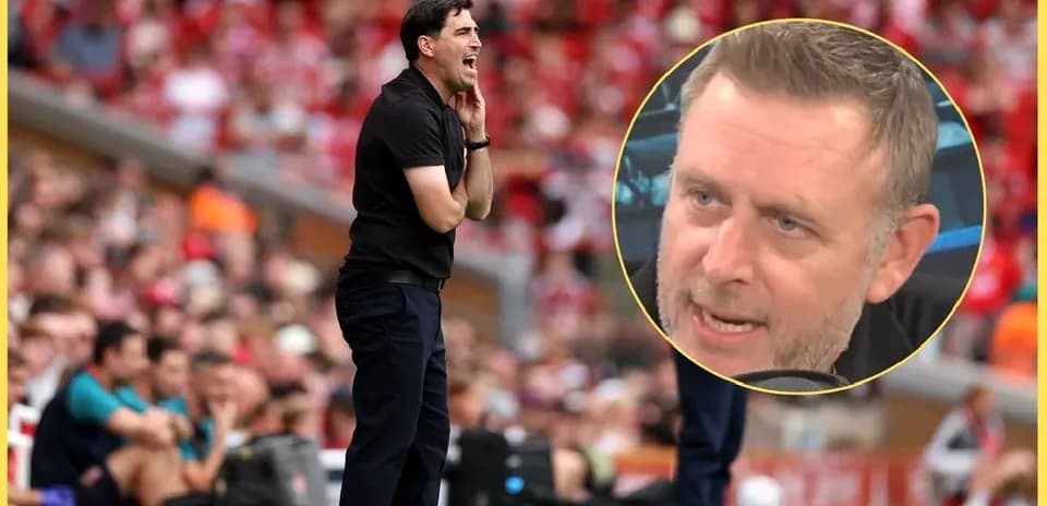 Entrenador dirigiendo desde la banda durante el partido