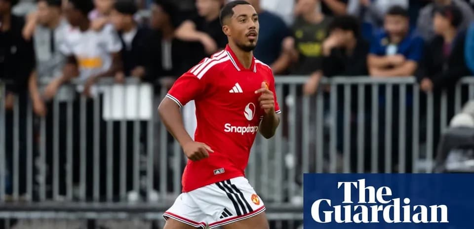 Jugador de Manchester United corriendo en el campo