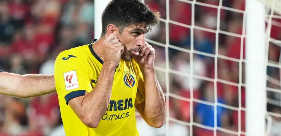Jugador de Villarreal en acción durante el partido