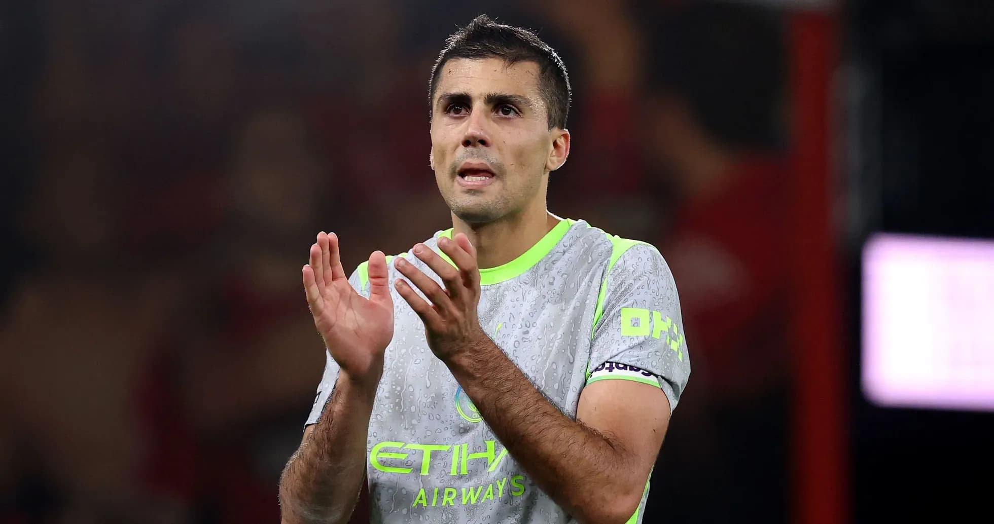 Jugador aplaudiendo durante el partido en el campo