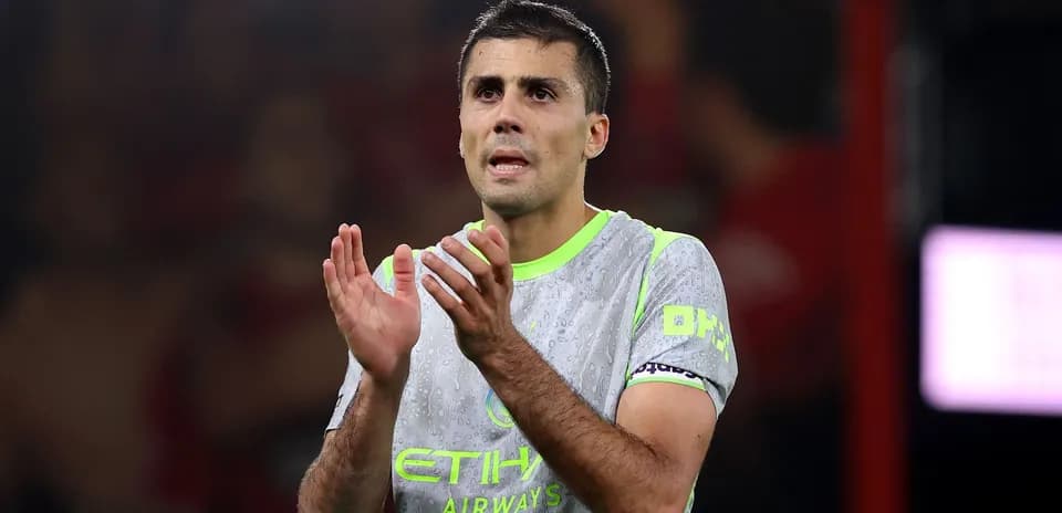 Jugador aplaudiendo durante el partido en el campo