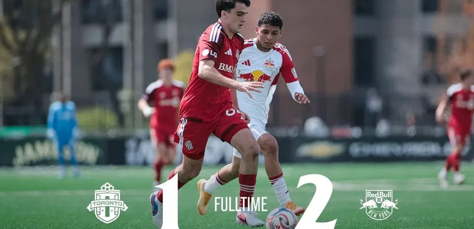 Jugador de Toronto II compitiendo con jugador de New York RB II