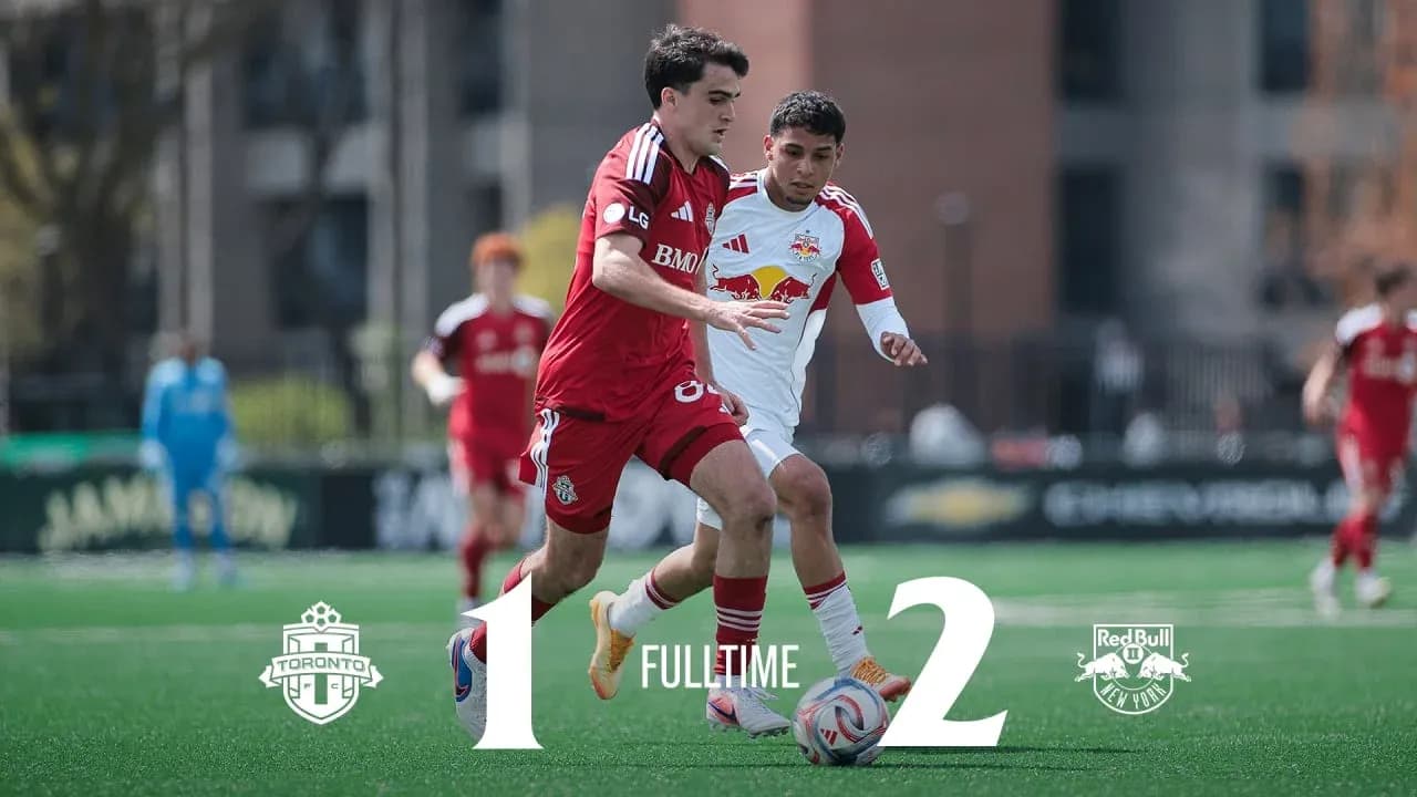 Jugador de Toronto II compitiendo con jugador de New York RB II