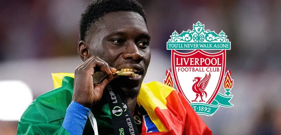 Jugador con medalla dorada y bandera de Camerún