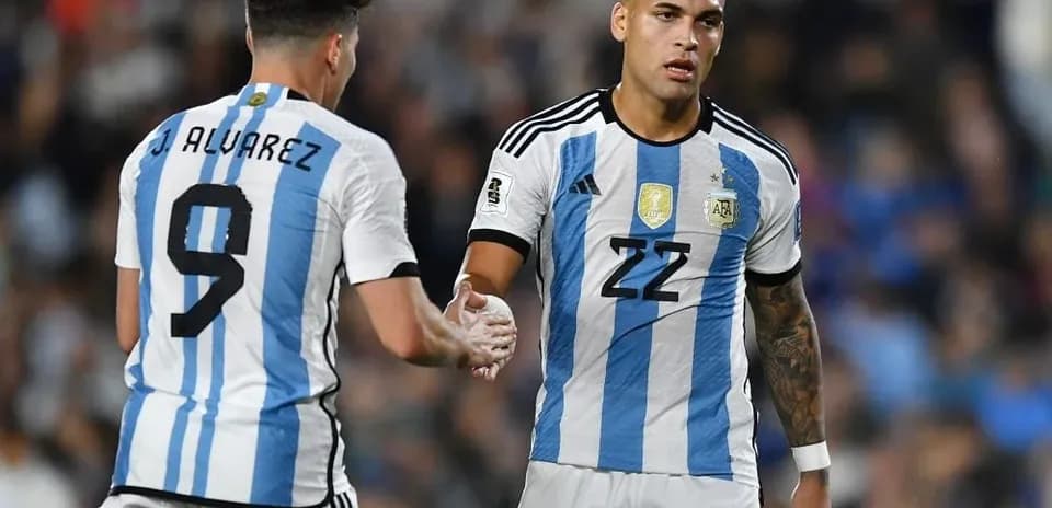 Jugadores de Argentina saludándose en el partido