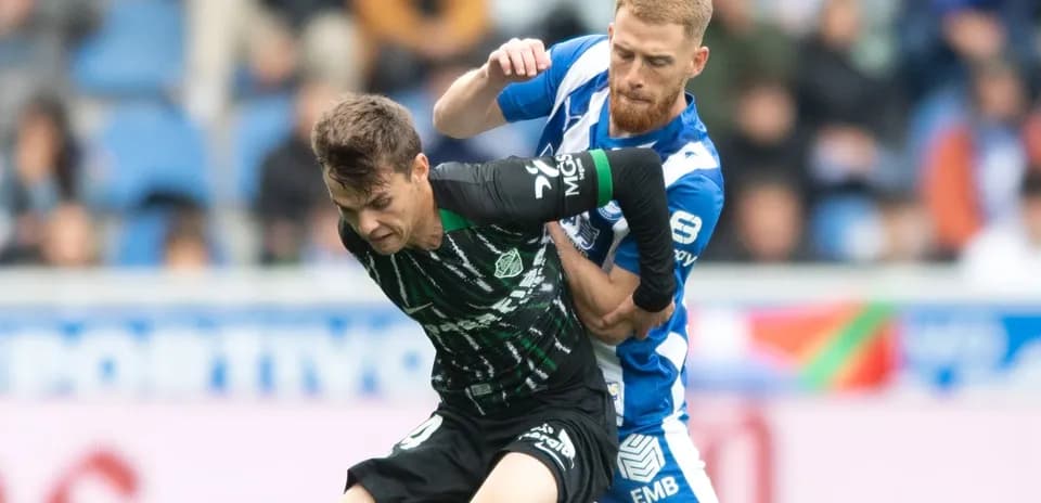Jugadores de Elche y Alavés en acción