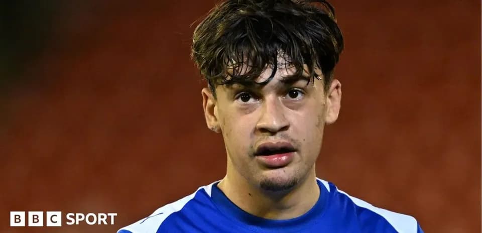 Jugador con camiseta azul en el campo de fútbol
