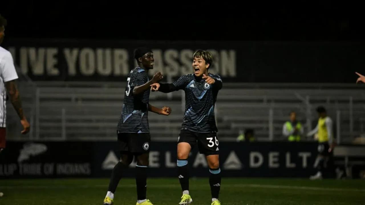 Jugadores celebrando un gol en el partido