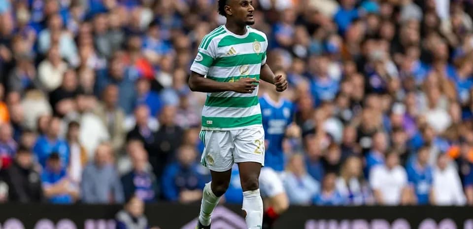 Jugador de Celtic corriendo en el campo durante partido